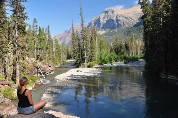 Cenário inspirador durante pequena trilha no Glacier National Park, em Montana, nos Estados Unidos